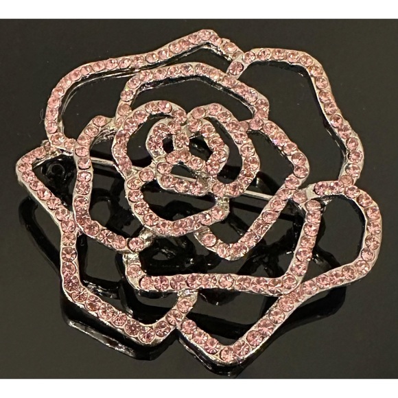 2/$20 ⭐️ Pink Faux Diamond Flower Broach - Picture 1 of 1